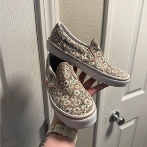 Vans Kids Slip-On Mules with Daisy Print in Tan and White